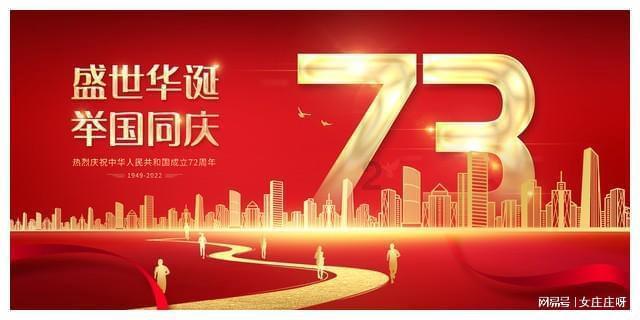 杨幂粉色浴袍秀幸福，惊艳现身撸猫模样